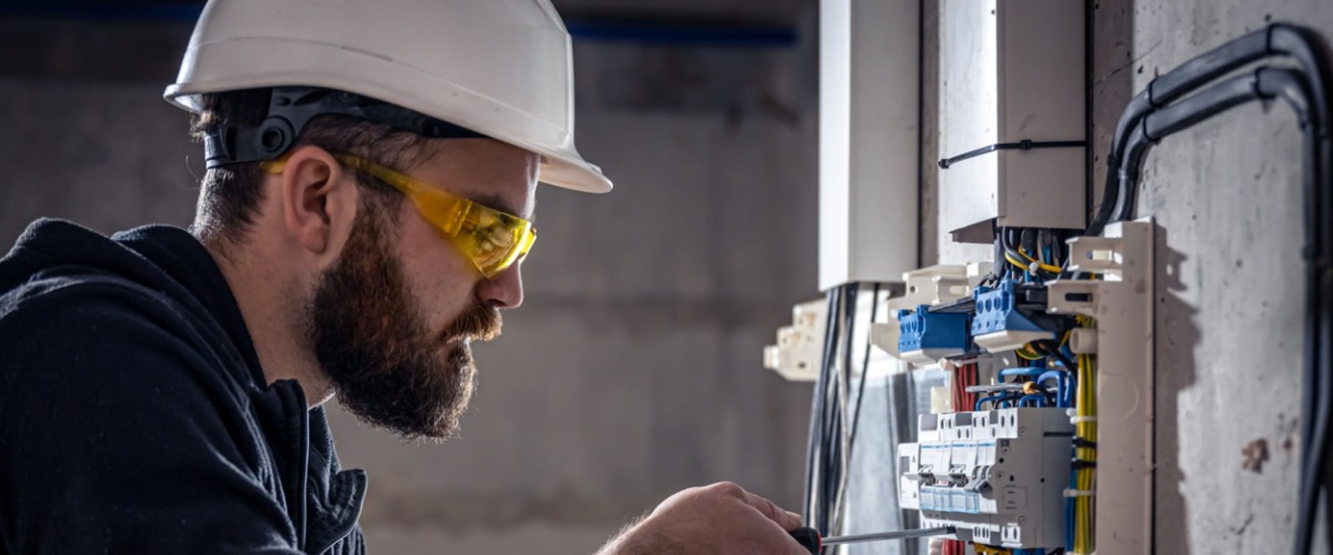 What is the Average Hourly Rate for an Electrician in Massachusetts?